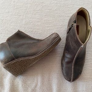 OluKai Humu Wedge Ankle Boots Distressed Brown Leather Size 7 NWOT